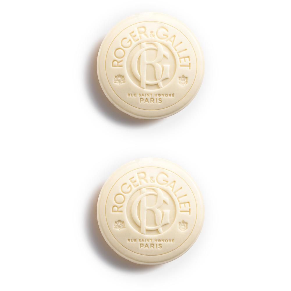Twee ronde, witte zeepjes met Roger & Gallet reliëf.