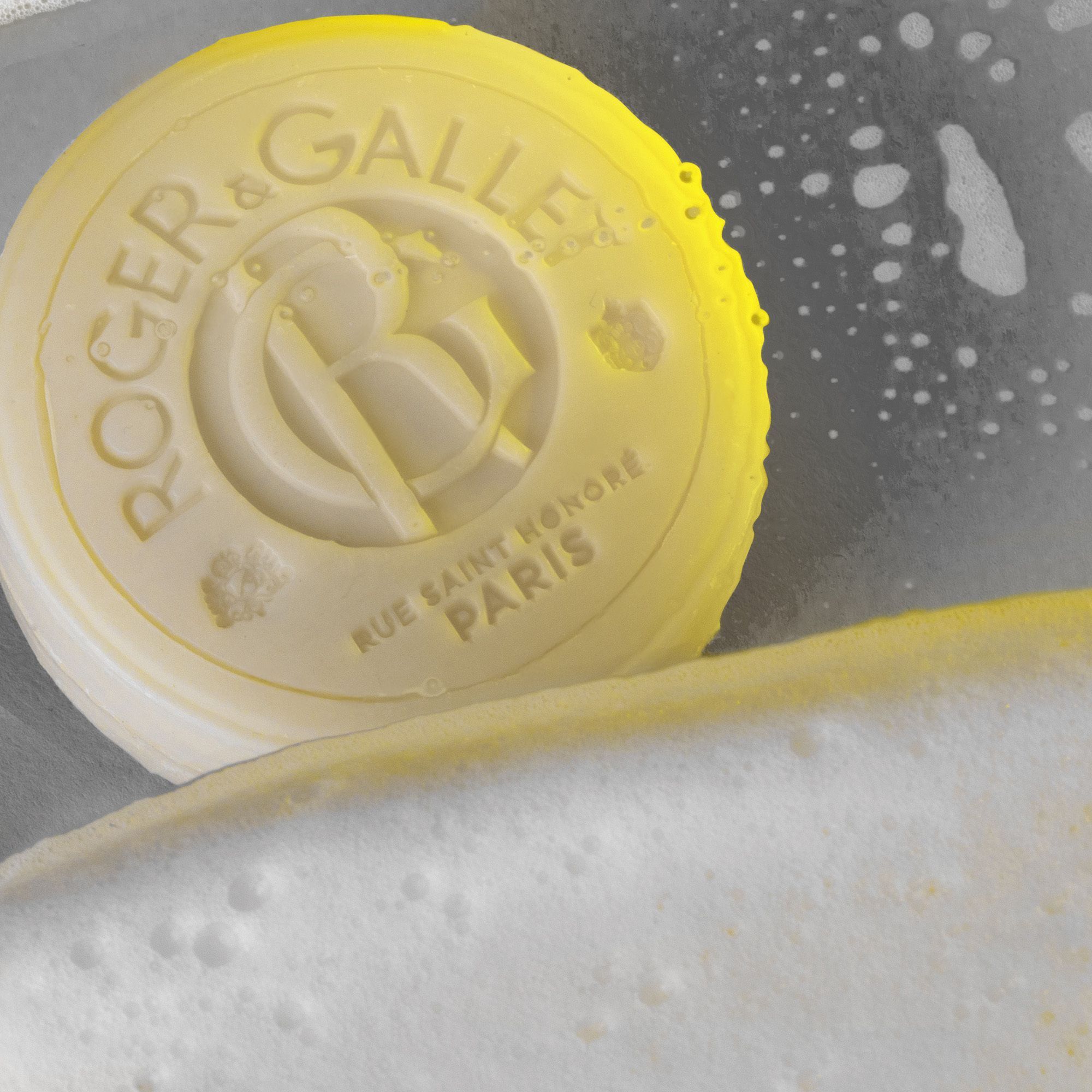Roger & Gallet zeep in schuim en water.