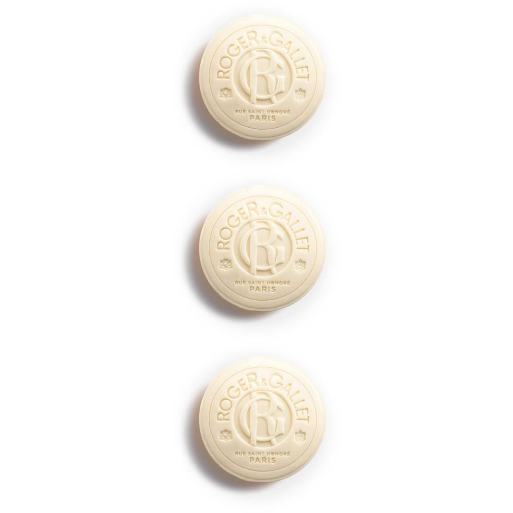 Drie ronde, witte zeepjes met Roger & Gallet opdruk.