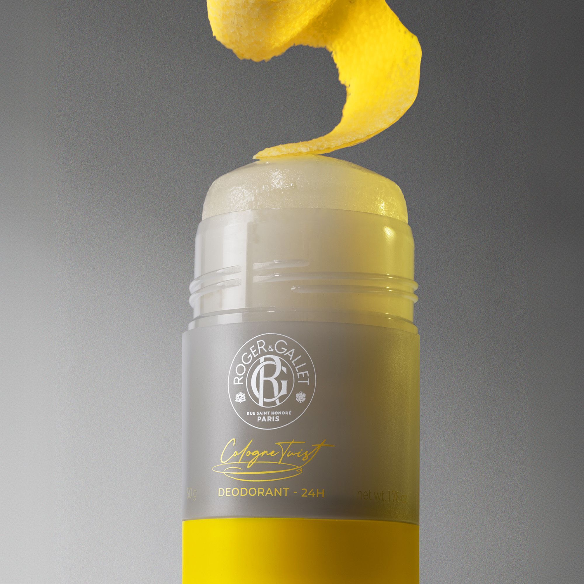 Déodorant Roger & Gallet, base jaune, corps gris, avec zeste de citron.