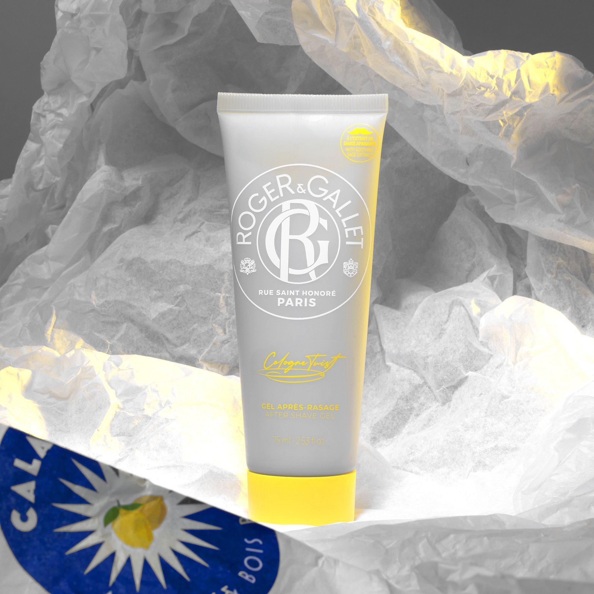 Een tube Roger & Gallet aftershave gel op gestructureerd papier.