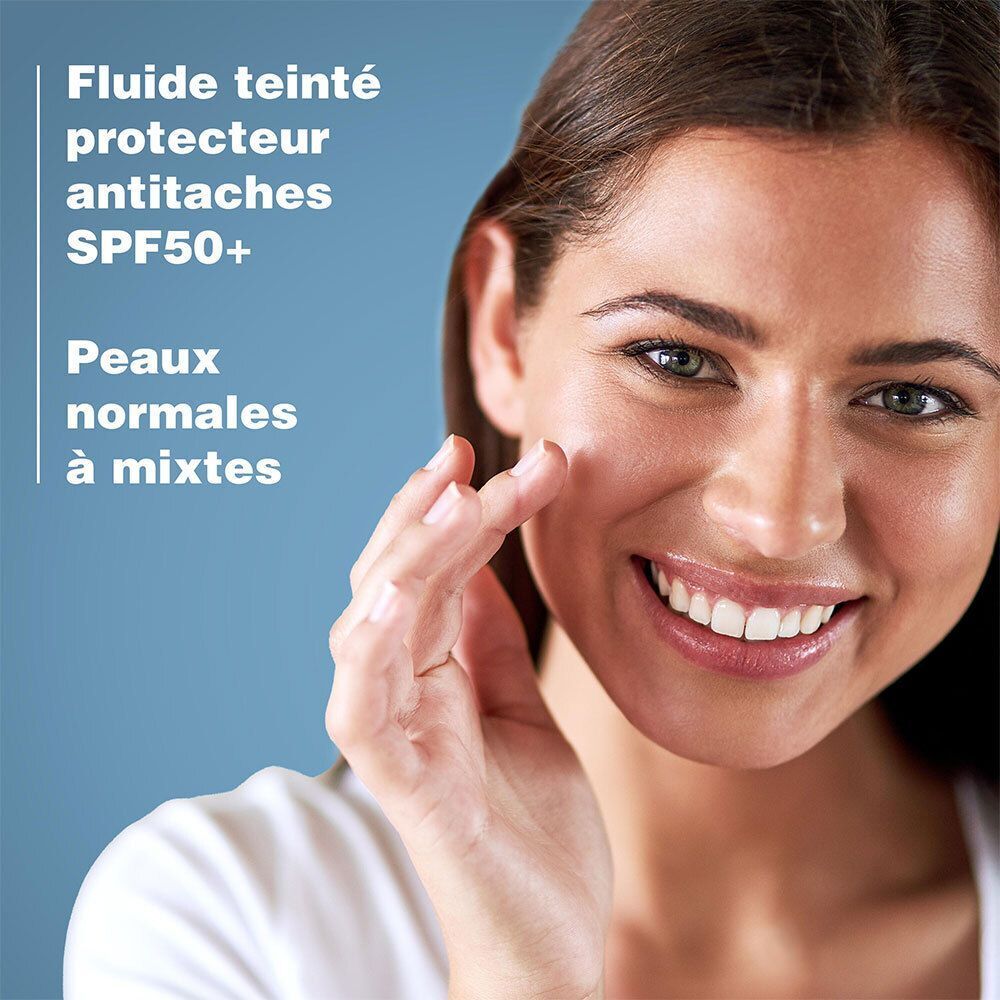 Femme appliquant le fluide teinté protecteur anti-taches Ducray Melascreen Control 365 jours SPF50+.
