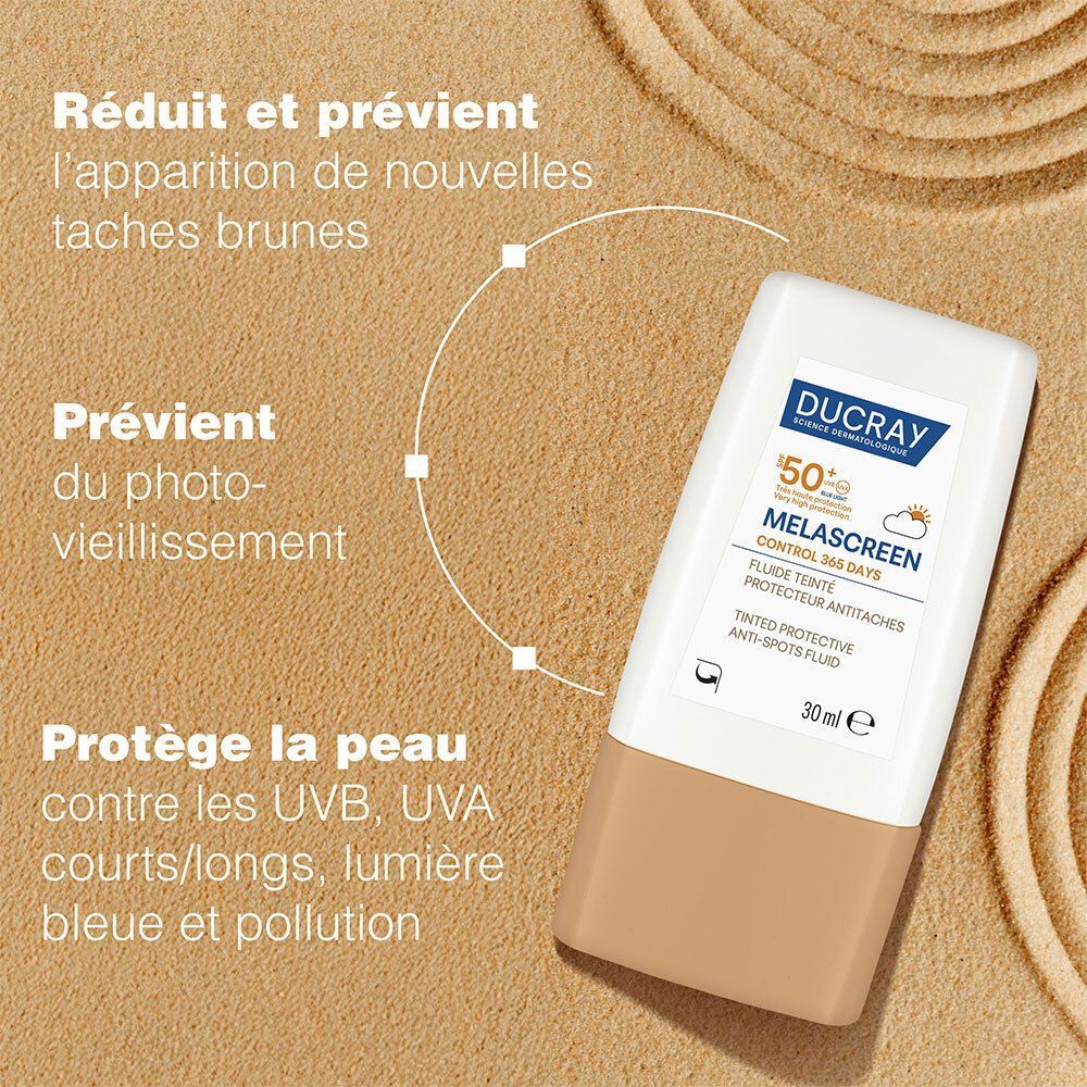 Flacon de fluide teinté protecteur anti-taches Ducray Melascreen Control 365 jours SPF50+ sur sable.