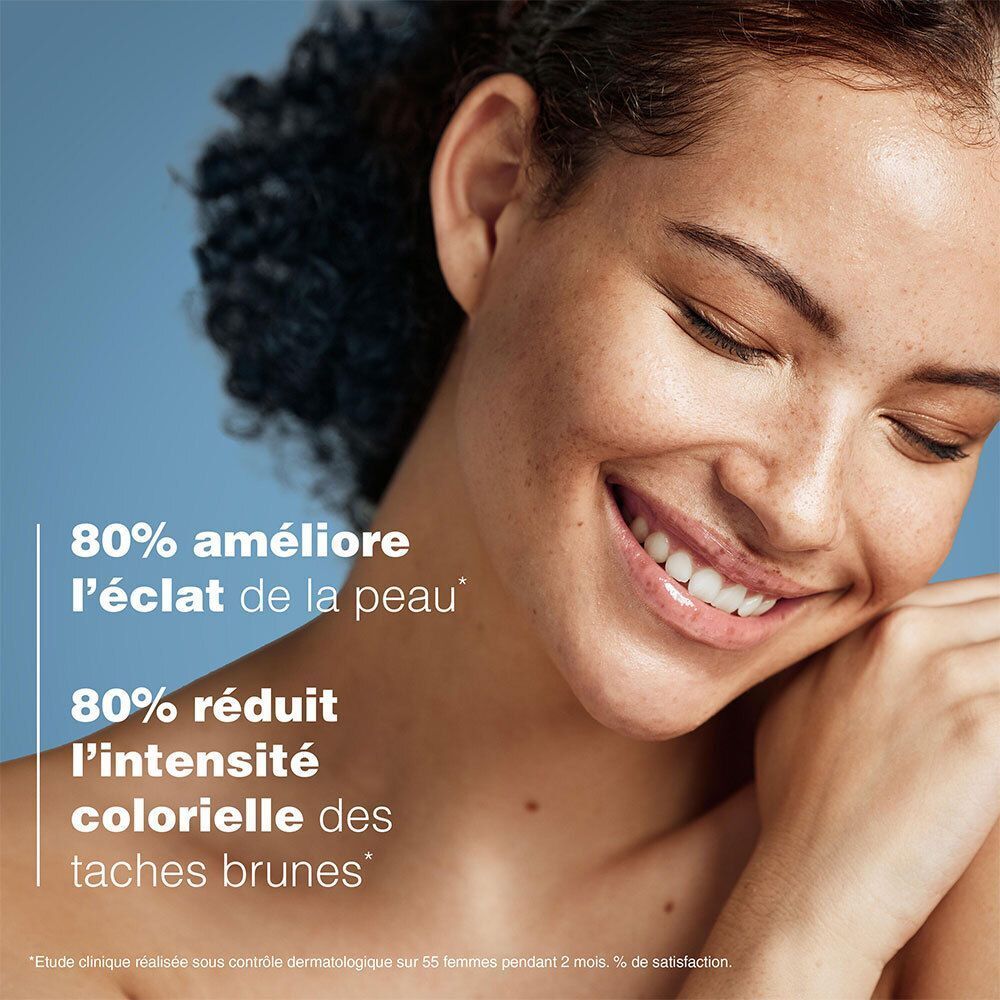 Femme avec taches de rousseur utilisant le fluide teinté protecteur anti-taches Ducray Melascreen SPF50+.