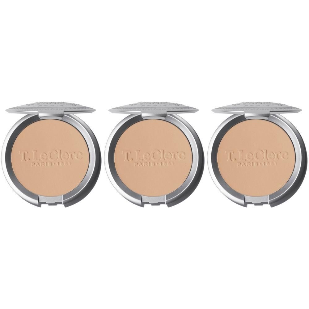 Drie T. LeClerc Poudre Compacte in Beige in zilveren doosjes met geopende deksels.