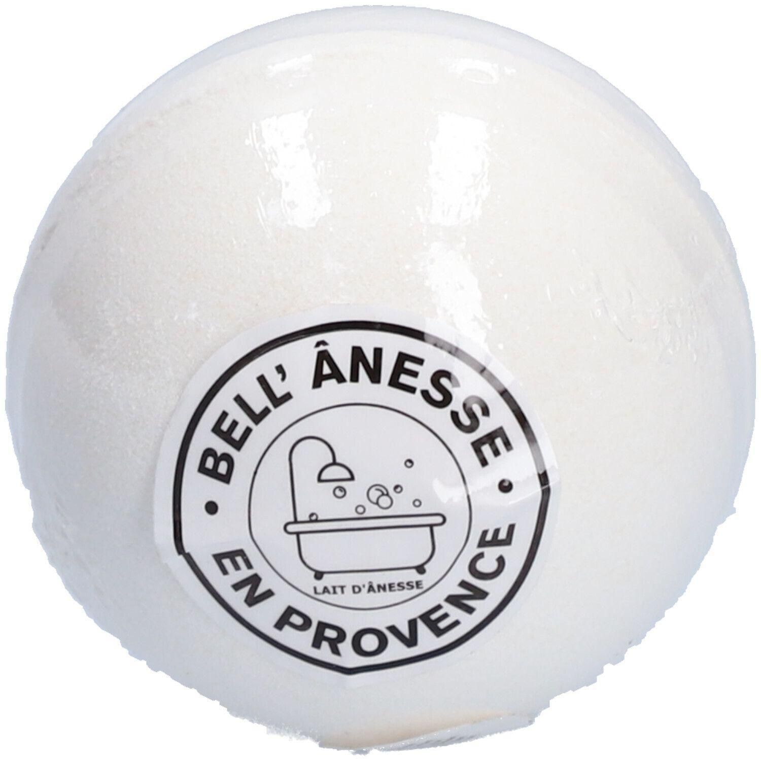 Boule de bain blanche et ronde, avec inscription 'Bell Ânesse En Provence'.