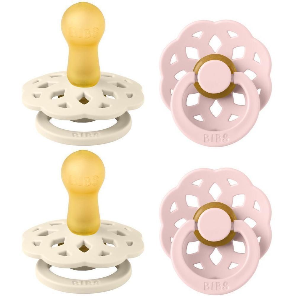 Twee BIBS spenen: één ivoorkleurig en één roze. Beide met gele natuurrubberen speen en decoratief schild.