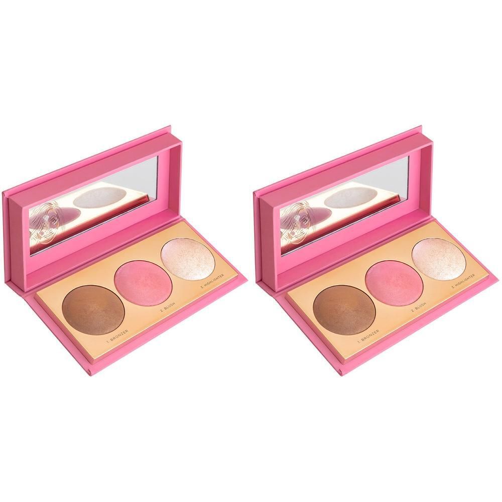 Twee open roze palettes met elk drie poedercompartimenten: contour, blush en highlighter.