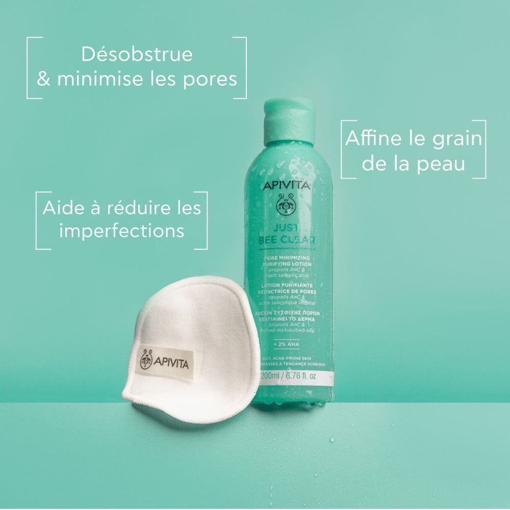 Lotion Apivita Just Bee Clear avec coton démaquillant. Texte : 'Désobstrue & minimise les pores', 'Affine le grain de la peau', 'Aide à réduire les imperfections'.
