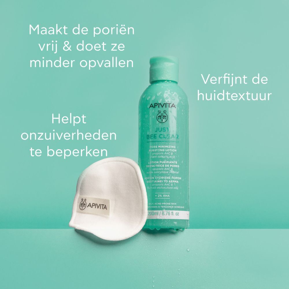 Apivita Just Bee Clear lotion met wattenschijfje. Tekst: 'Maakt poriën vrij & doet ze minder opvallen', 'Verfijnt de huidtextuur', 'Helpt onzuiverheden te beperken'.