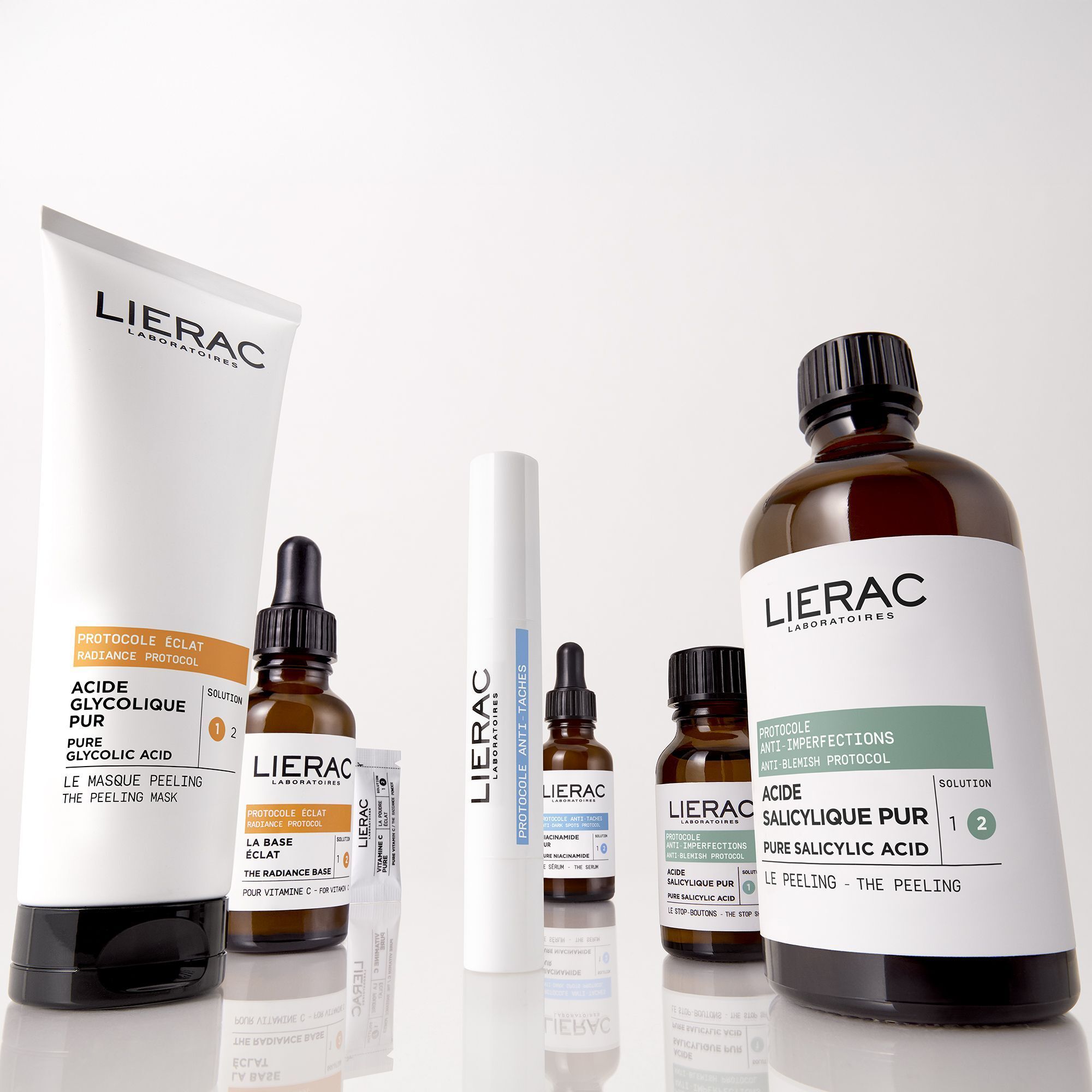 LIERAC huidverzorgingsproducten: peelingmasker, vitamine C serum, oogverzorging en peelinglotion.