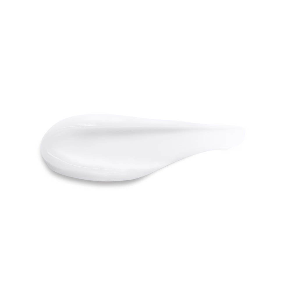 Een veeg witte Bioderma Cicabio lippenbalsem op witte achtergrond.