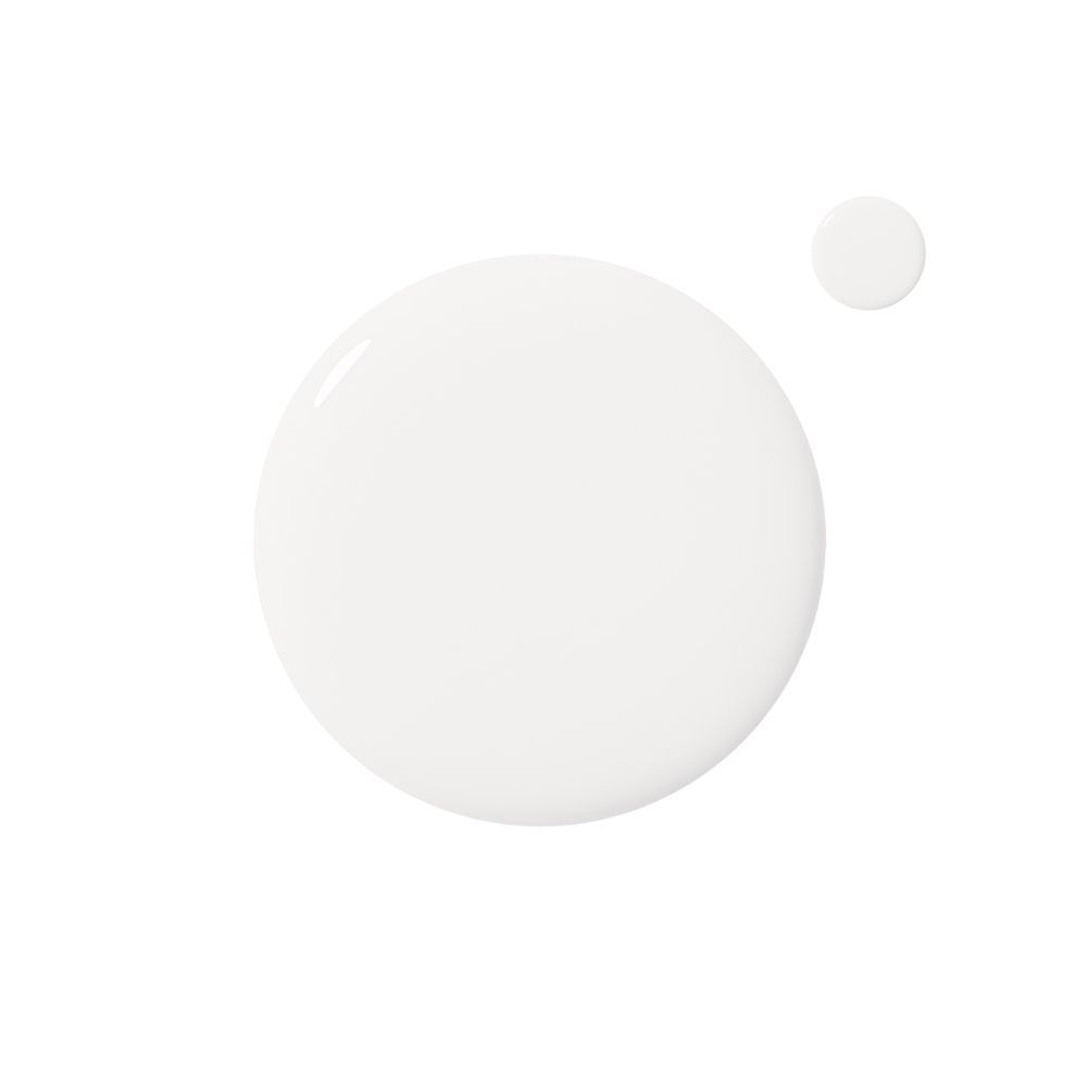 Een grote druppel en een kleine druppel witte nagellak op witte achtergrond.