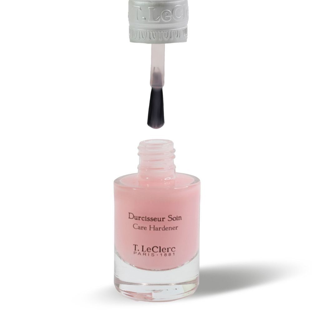 Un flacon de vernis durcisseur T.LeClerc ouvert, montrant le pinceau et le contenu rose.