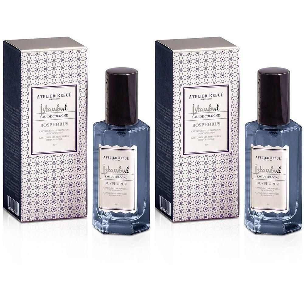 Twee flacons Eau de Cologne Bosphorus van Atelier Rebul met verpakking. Blauwe glazen flacons met zwarte dop.