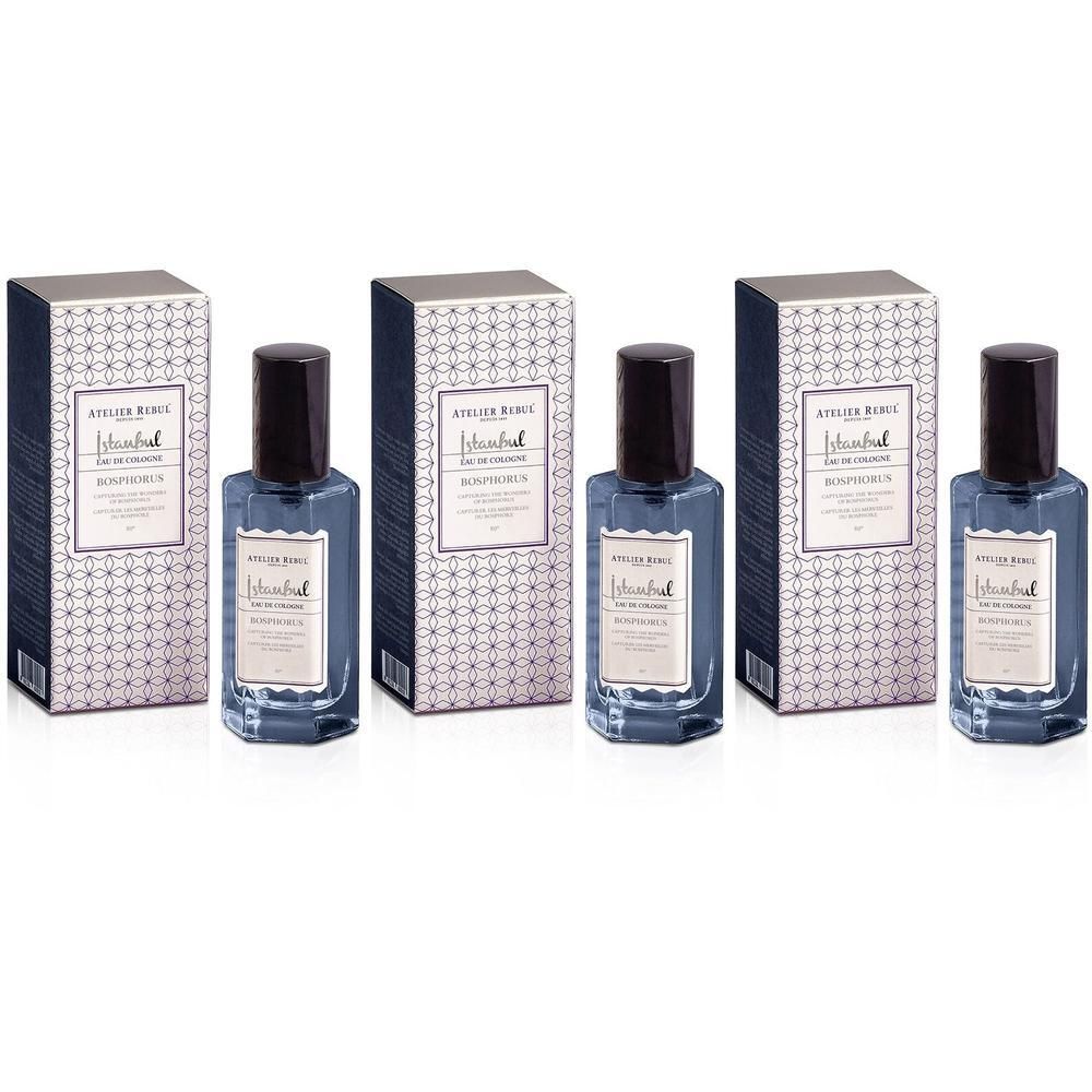 Trois flacons d'Istanbul Bosphorus Eau de Cologne avec leurs boîtes. Flacons en verre bleu avec bouchons noirs.