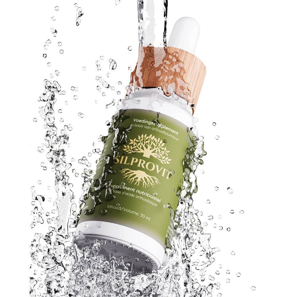 Eén fles SilProVit met druppelaar en houten dop, omringd door waterstralen. Groen etiket met boomlogo.