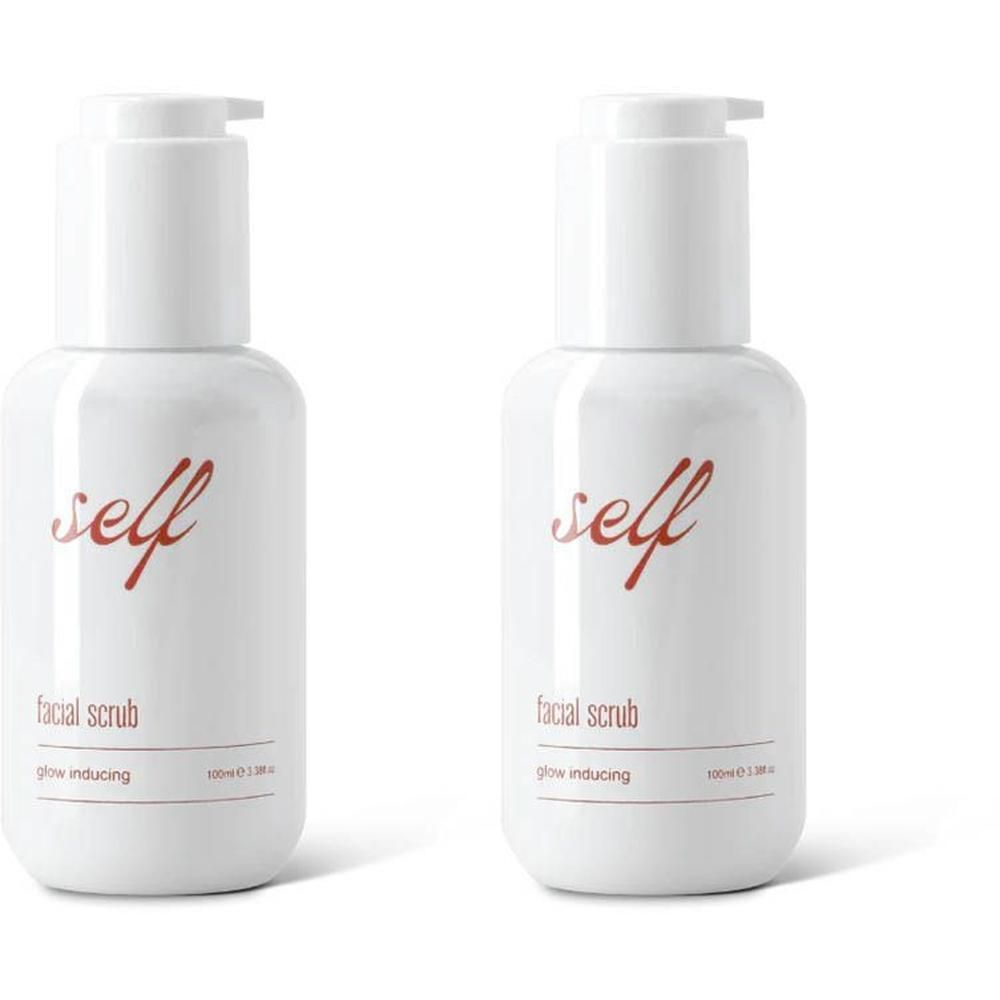 Twee witte pompflesjes met opschrift "self facial scrub glow inducing".