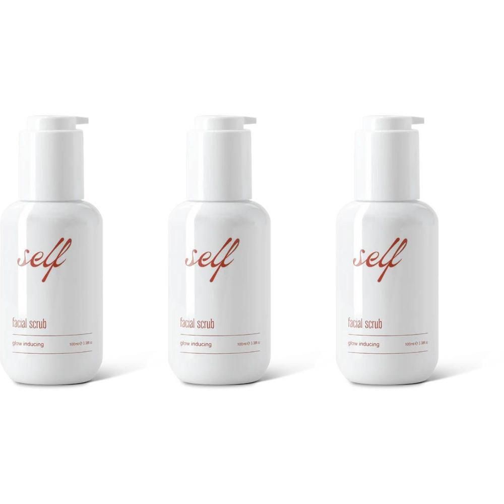 Trois flacons pompe blancs avec inscription "self facial scrub".