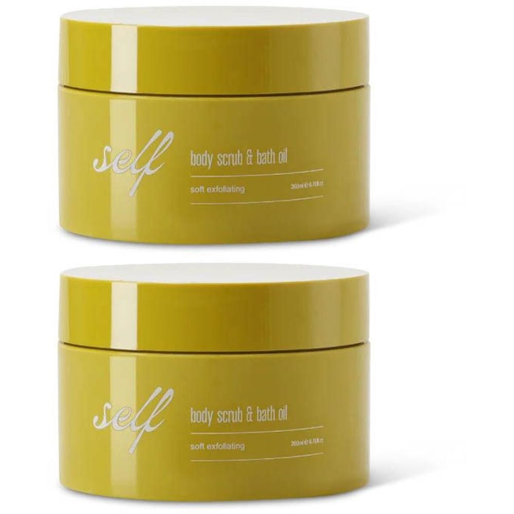 Deux pots jaunes avec l'inscription "self body scrub & bath oil".