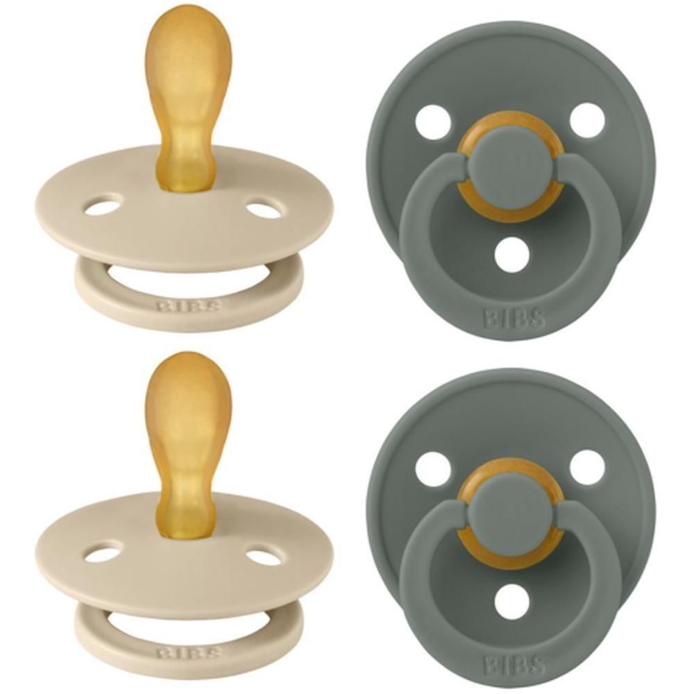 Deux tutttes BIBS : une couleur crème avec tétine en caoutchouc naturel et une grise avec tétine en caoutchouc naturel.