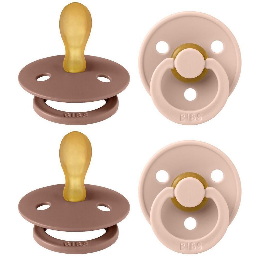 Twee BIBS spenen in de kleuren Blush en Woodchuck. Symmetrische latex speen. Ring en schild van polypropyleen.
