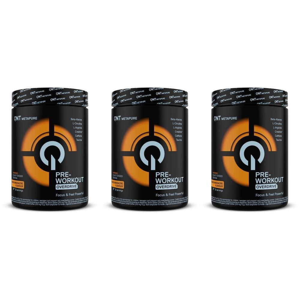 Trois contenants de QNT Metapure Pre-Workout Overdrive Mango Massacre. Contenants noirs avec logo et texte orange.