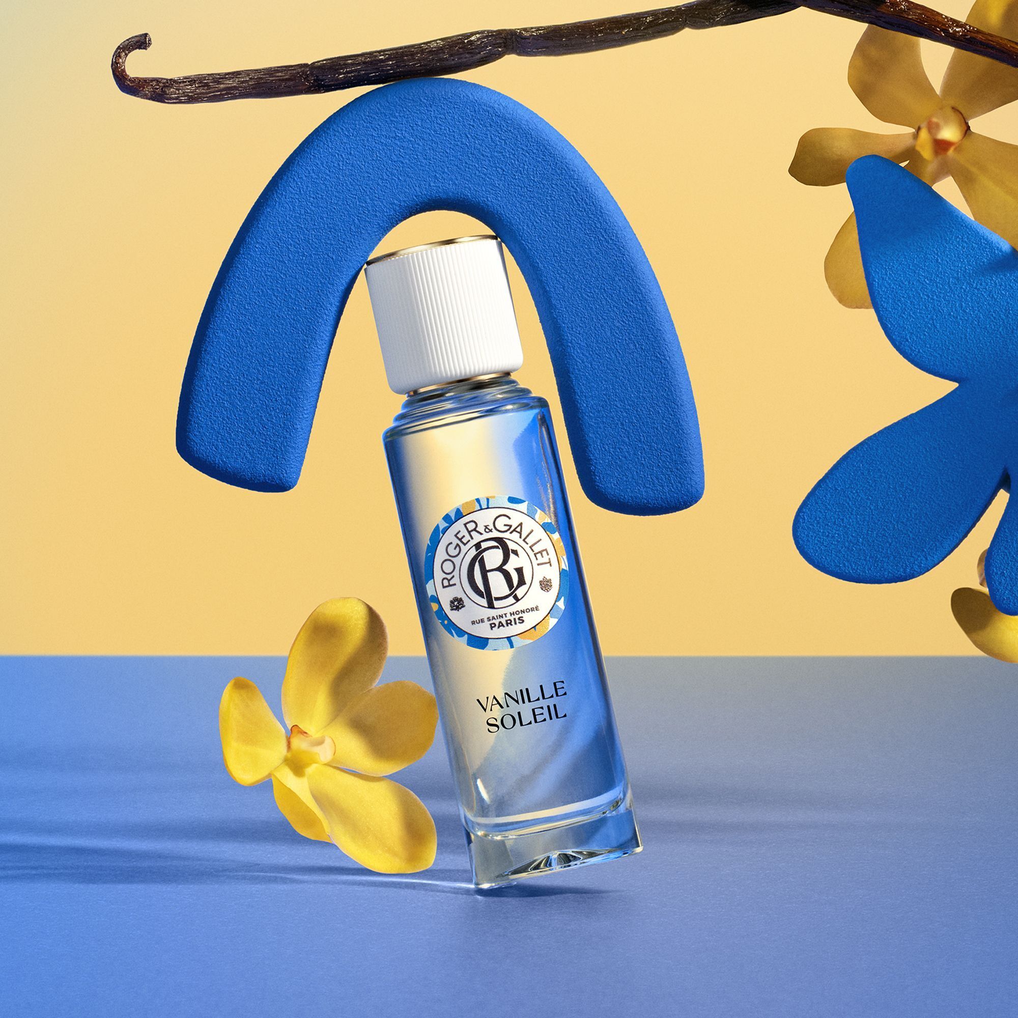 Roger&Gallet Vanille Soleil parfumflesje met vanillestok en blauwe decoraties.