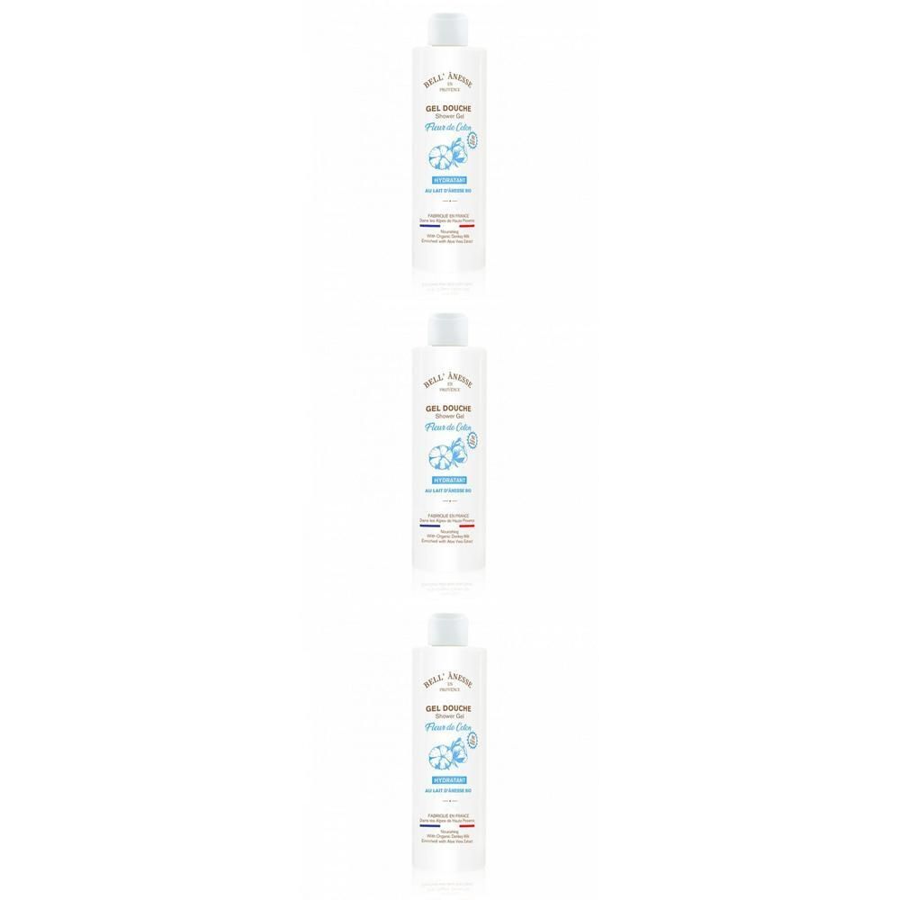 Trois flacons blancs de gel douche, bouchon blanc, étiquette avec inscription bleue et symbole de fleur de coton.