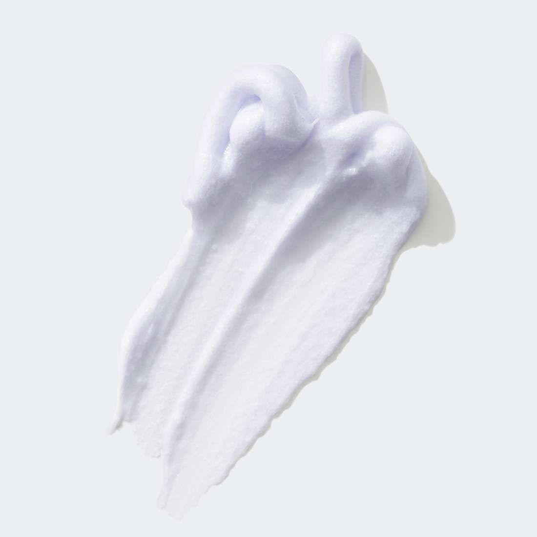 Texture de mousse violette du nettoyant visage Clinique Take The Day Off™.