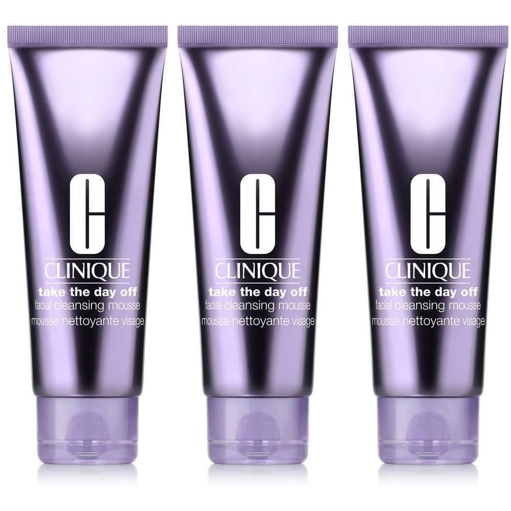 Drie paarse tubes Clinique Take The Day Off™ gezichtsreinigingsmousse.