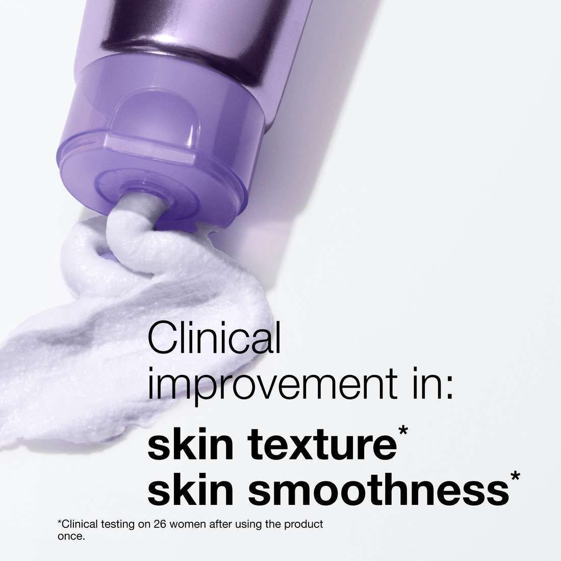 Clinique Take The Day Off™ gezichtsreinigingsmousse wordt uit een paarse tube op een oppervlak aangebracht.