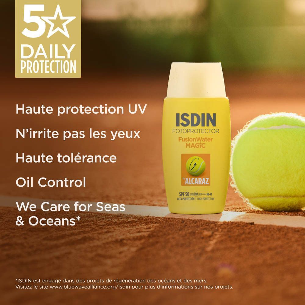 Flacon de crème solaire ISDIN Fotoprotector Fusion Water Magic à côté d'une balle de tennis sur un court.