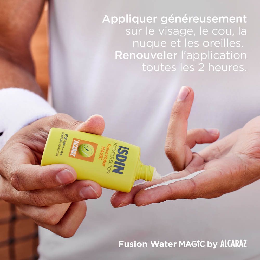 Une main versant la crème solaire ISDIN Fotoprotector Fusion Water Magic dans l'autre main.