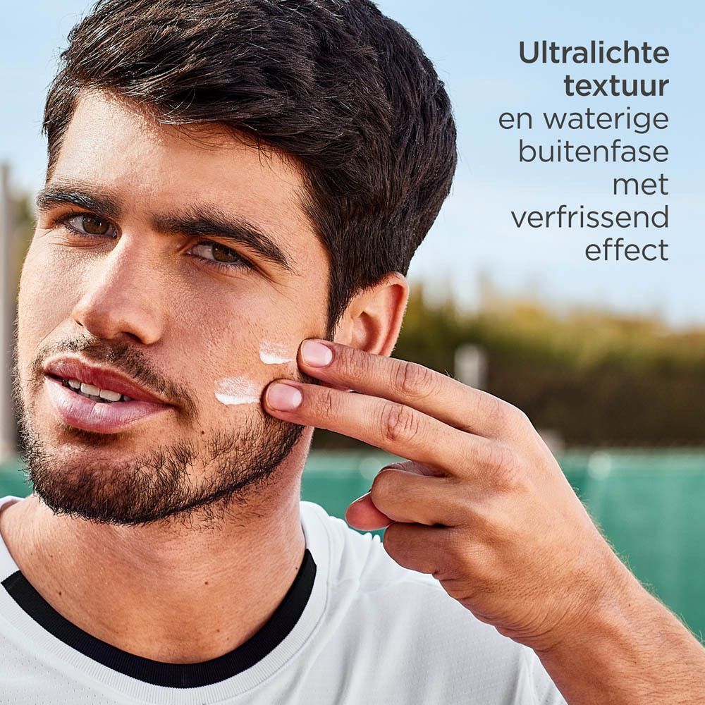 Man brengt ISDIN Fotoprotector Fusion Water Magic aan op de wang. Tekst: Ultralichte textuur en waterige buitenfase.