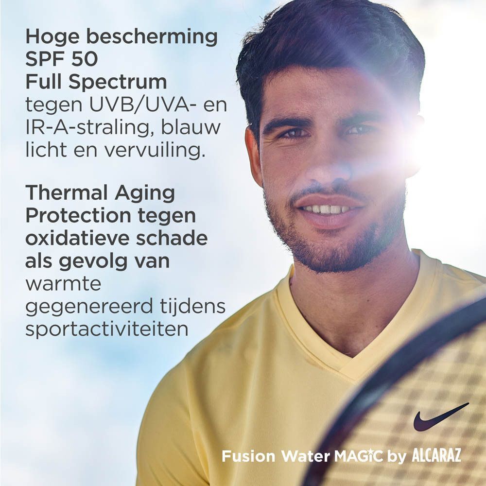 Homme avec bouteille ISDIN Fotoprotector Fusion Water Magic. Texte : Haute protection SPF 50, Thermal Aging Protection.