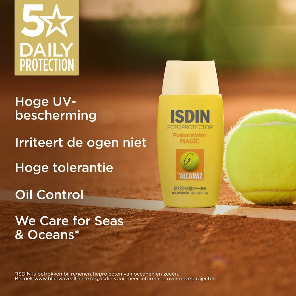 ISDIN Fotoprotector Fusion Water Magic fles naast een tennisbal op een gravelbaan. Tekst: 5x Daily Protection.