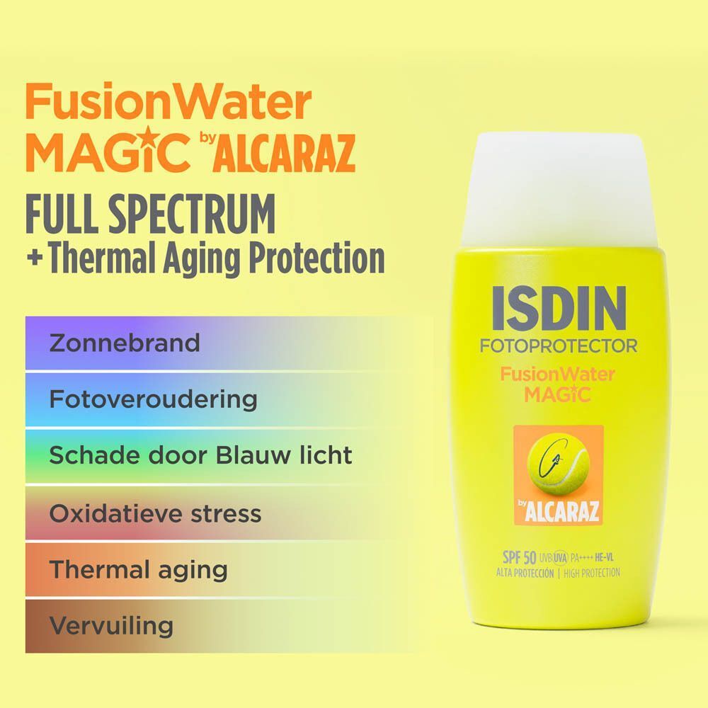 Man met ISDIN Fotoprotector Fusion Water Magic fles aan de tas. Tekst: Mediterraan Algenextract, Thermal Aging Bescherming.