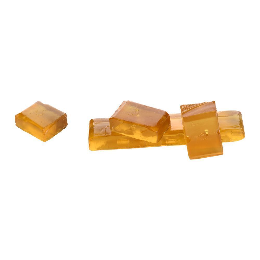 Plusieurs barres gommeuses jaune doré de forme rectangulaire, isolées et en petit groupe.