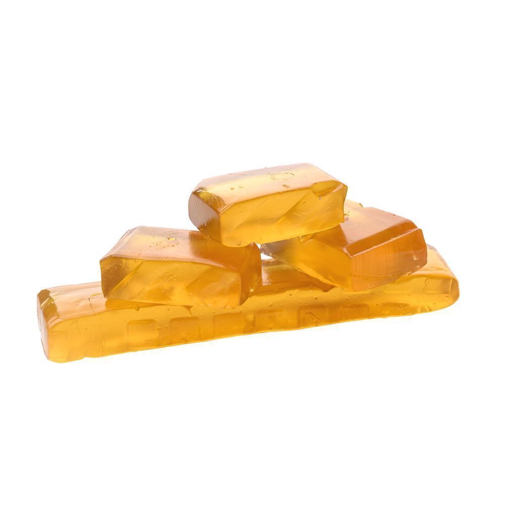 Pile de cinq barres gommeuses jaune doré de forme rectangulaire sur une barre unique.