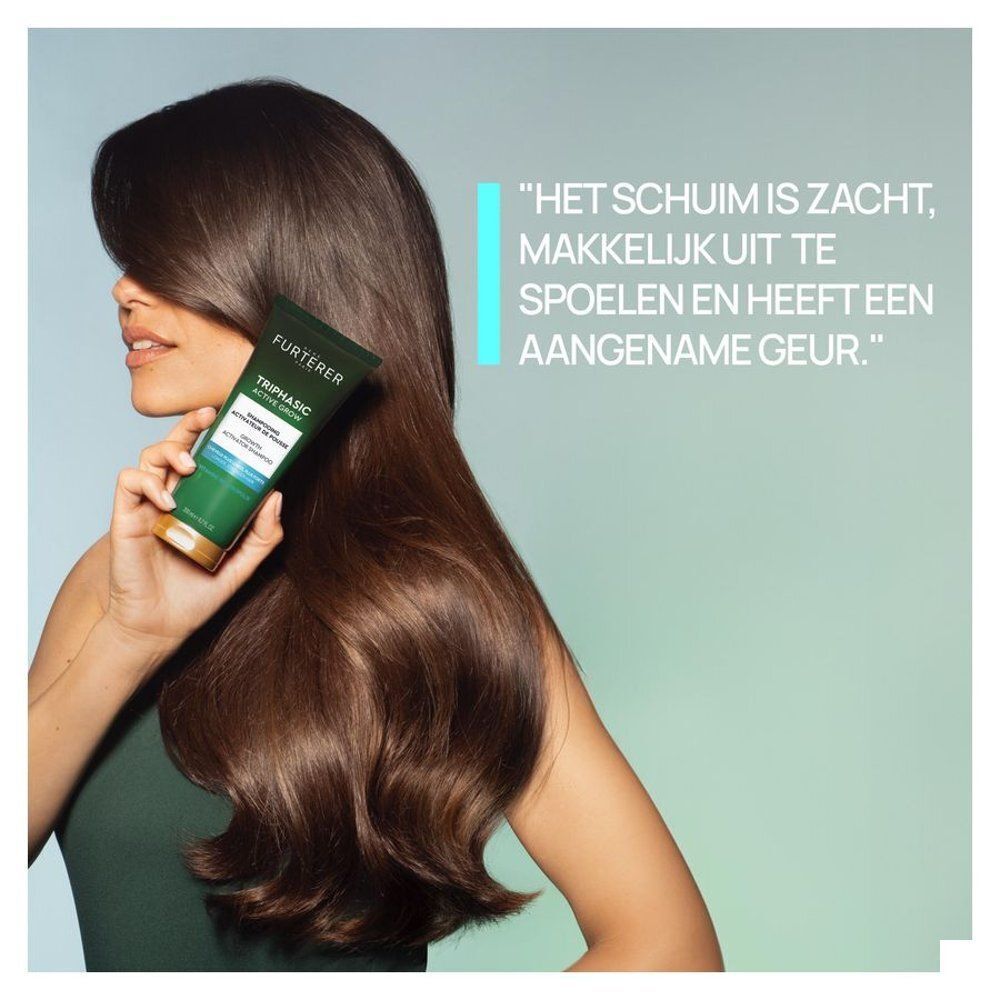 Vrouw houdt een fles René Furterer Triphasic Active Grow shampoo vast naast haar volle haar.