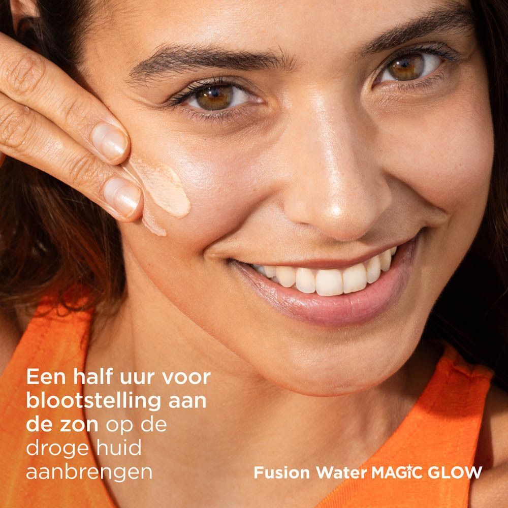 Een vrouw brengt ISDIN Fusion Water Magic Glow SPF50 zonnebrandcrème aan op haar wang.