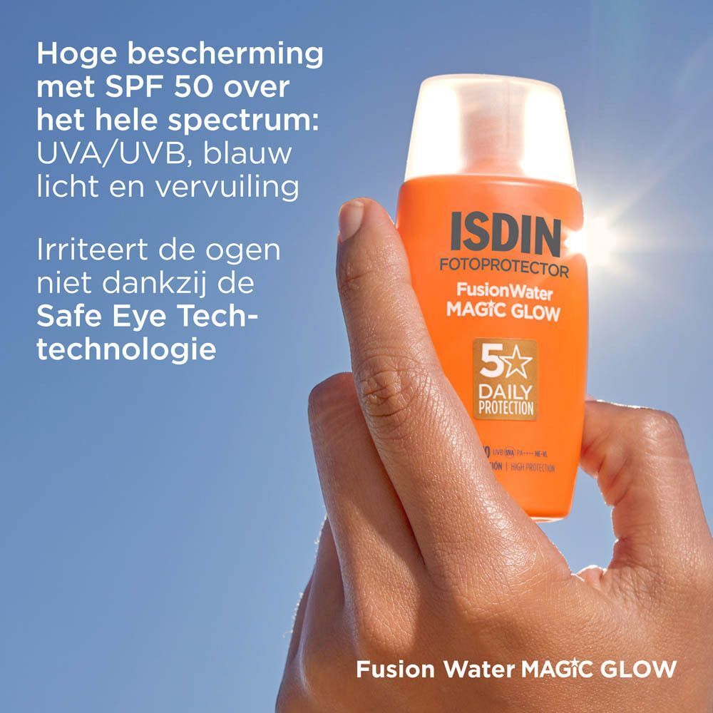 Hand houdt een flacon ISDIN Fusion Water Magic Glow SPF50 vast tegen een blauwe hemel.