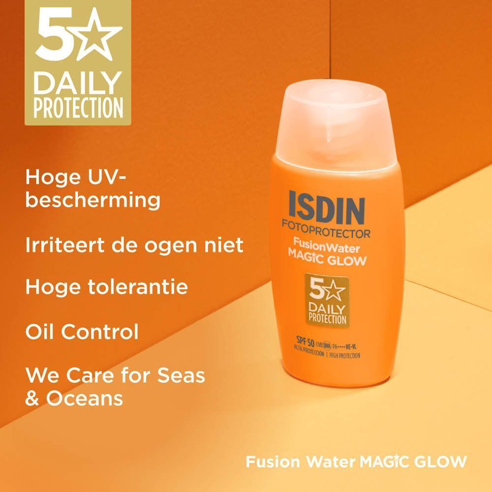 Flacon ISDIN Fusion Water Magic Glow SPF50 naast tekst met hoge UV-bescherming en oliecontrole.