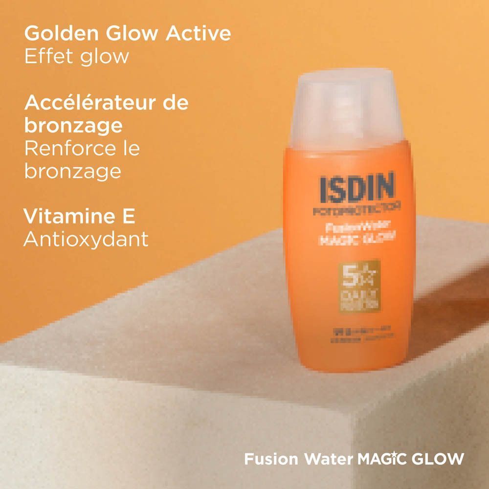 Flacon d'ISDIN Fusion Water Magic Glow SPF50 sur une plateforme en pierre, avec texte sur le système de filtration et la vitamine E.