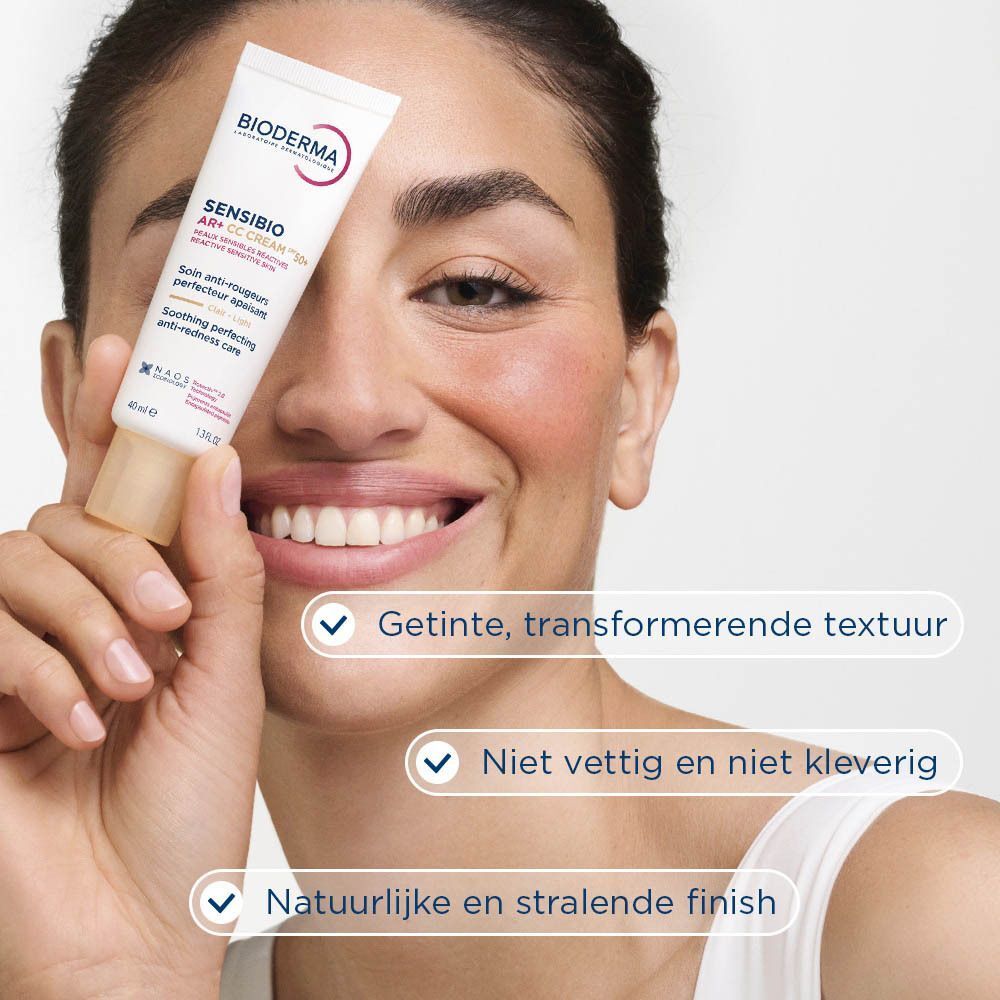 Vrouw met tube Bioderma Sensibio AR+ CC Cream SPF50+ Clair.