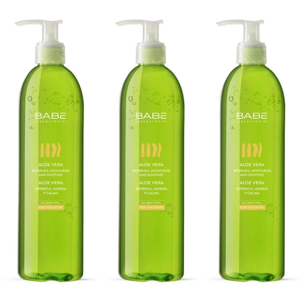 Drie groene pompflesjes met Babé Aloë Vera lotion. De flesjes hebben witte pompen en etiketten met gele accenten.