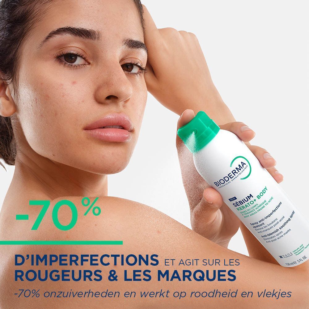 Vrouw die Bioderma Sébium Kerato+ Body Spray vasthoudt, met kortingsaanduiding -70%.
