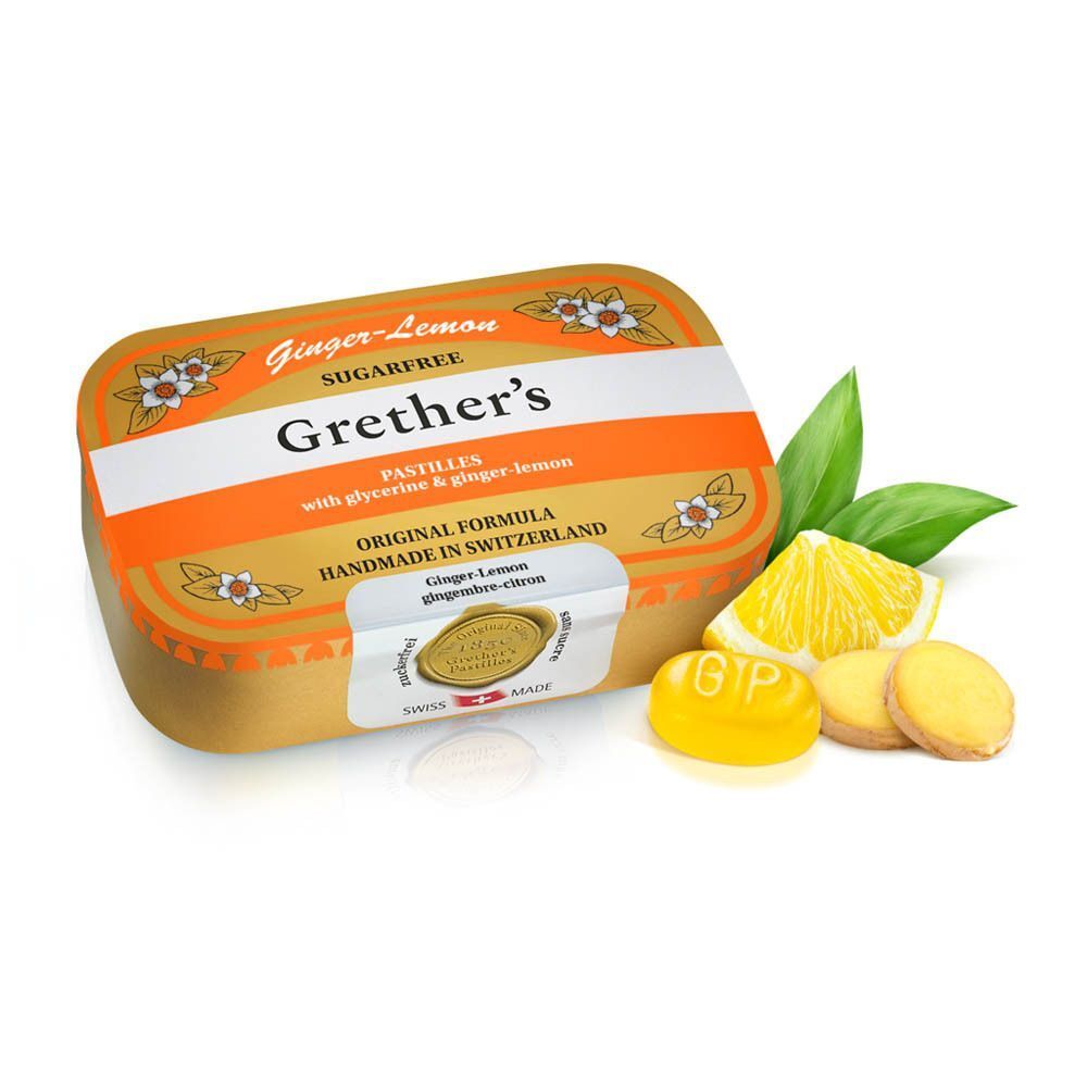 Een blik Grether's Pastilles Gember-Citroen suikervrij met pastilles, citroenschijfjes en gemberplakjes.