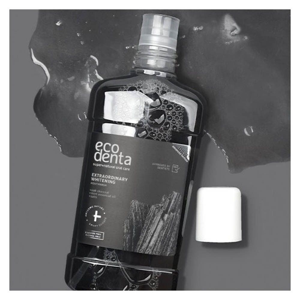 Fles Ecodenta Extraordinary Whitening mondwater met houtskool, dop verwijderd.